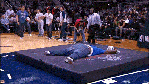 Quand tu essayes un slam dunk à la Pete mais que tu rates la balle